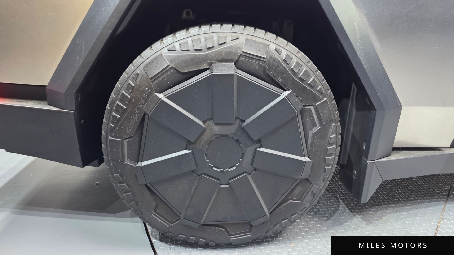 Tesla Cybertruck 2025 — миниатюра 5