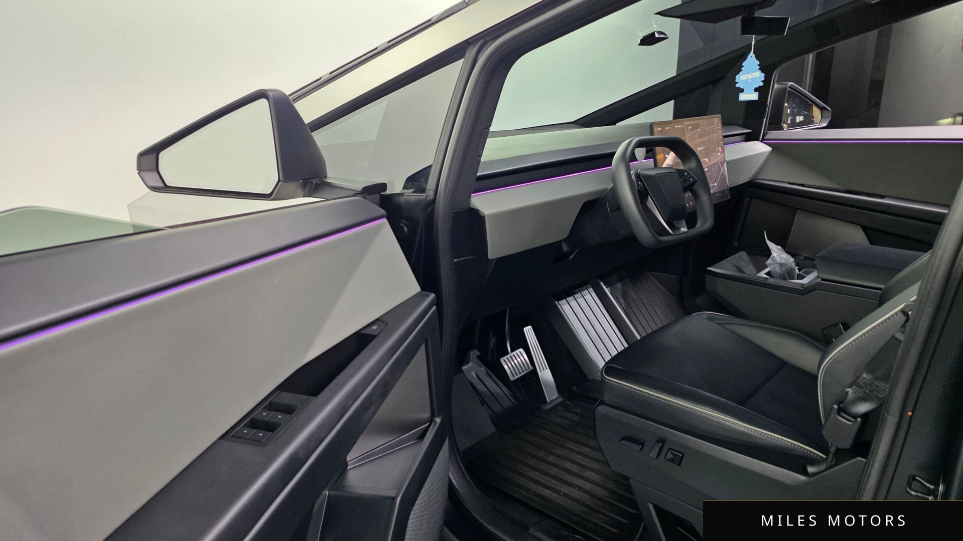 Tesla Cybertruck 2025 — миниатюра 10