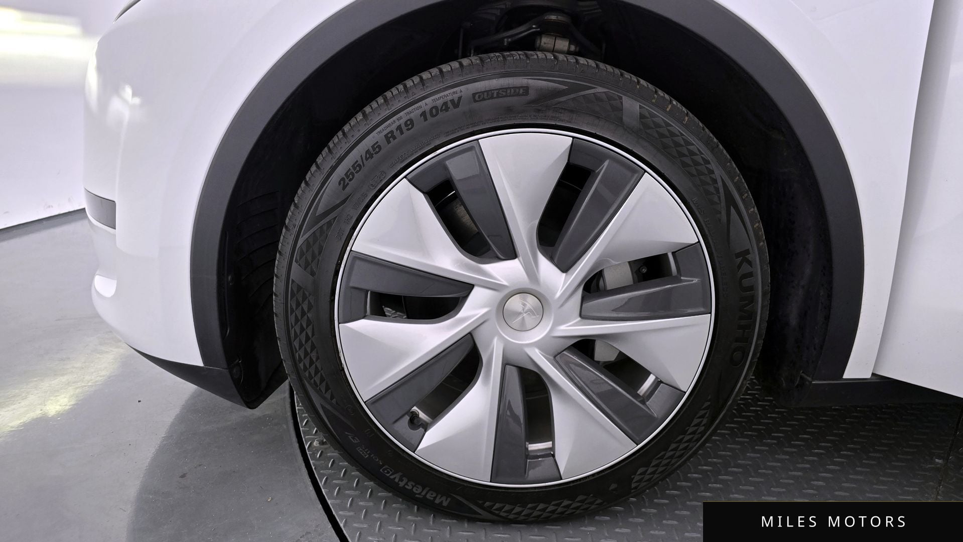 Tesla Model Y 2024 — миниатюра 5