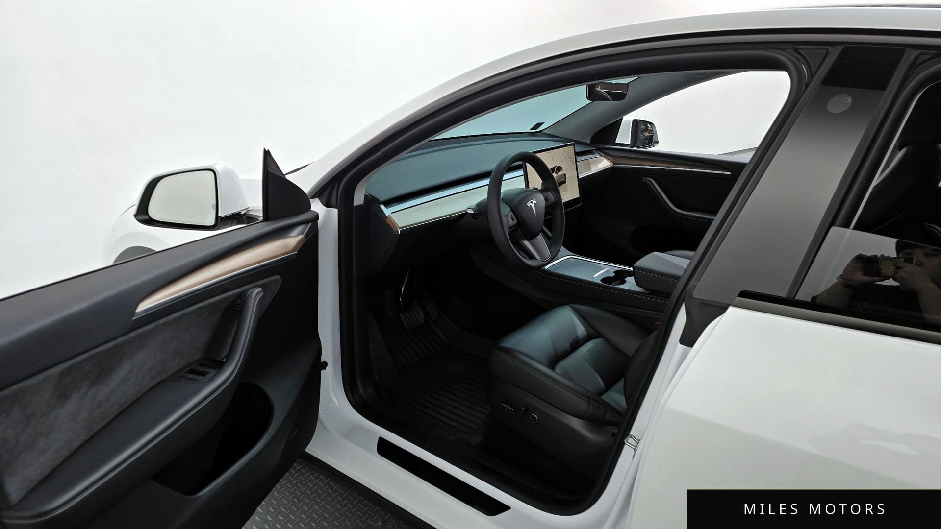 Tesla Model Y 2024 — миниатюра 10