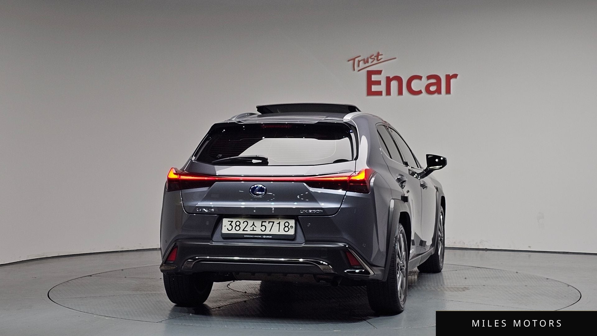 Лексус UX250h 2021 — миниатюра 3