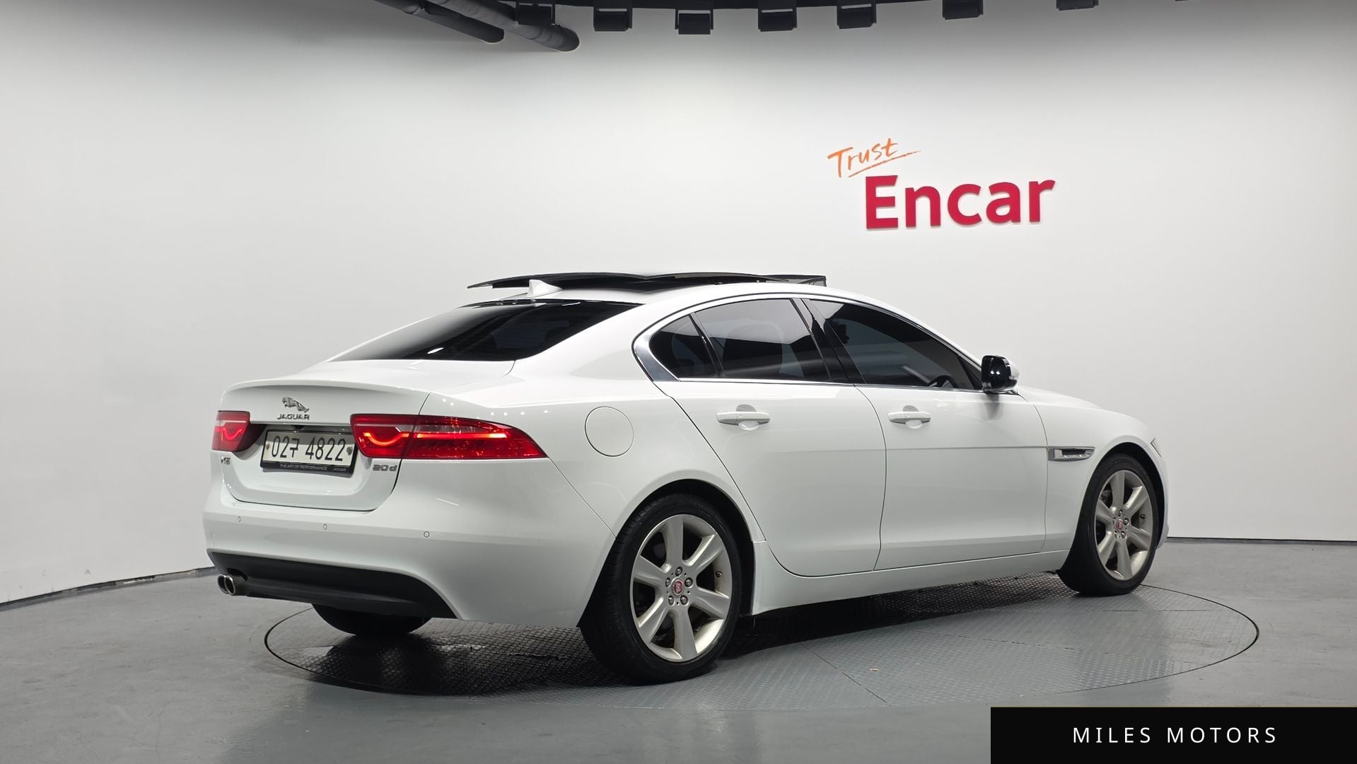 Jaguar XE 2016 — миниатюра 2