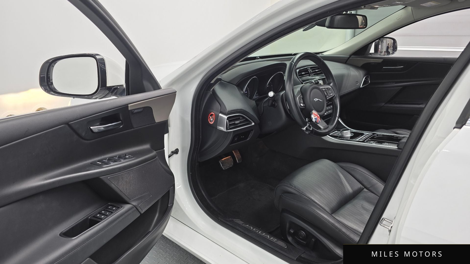 Jaguar XE 2016 — миниатюра 10