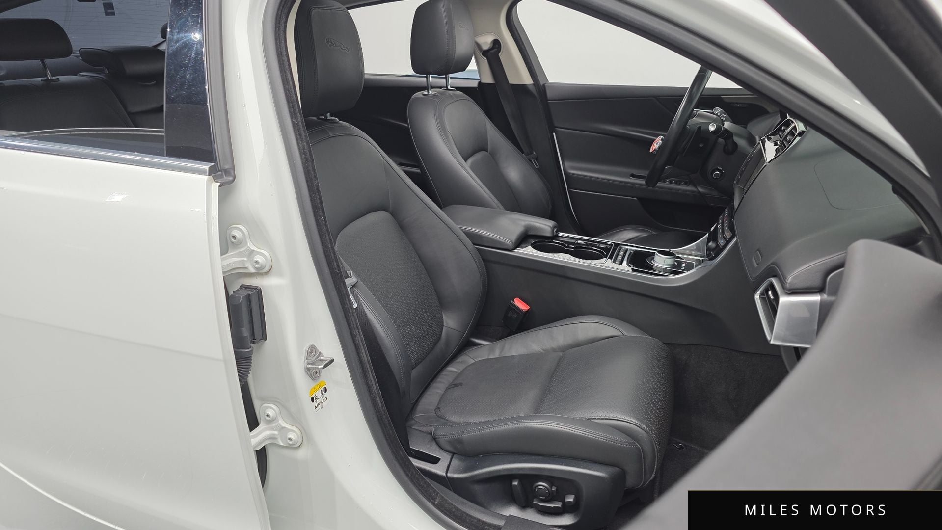 Jaguar XE 2016 — миниатюра 12