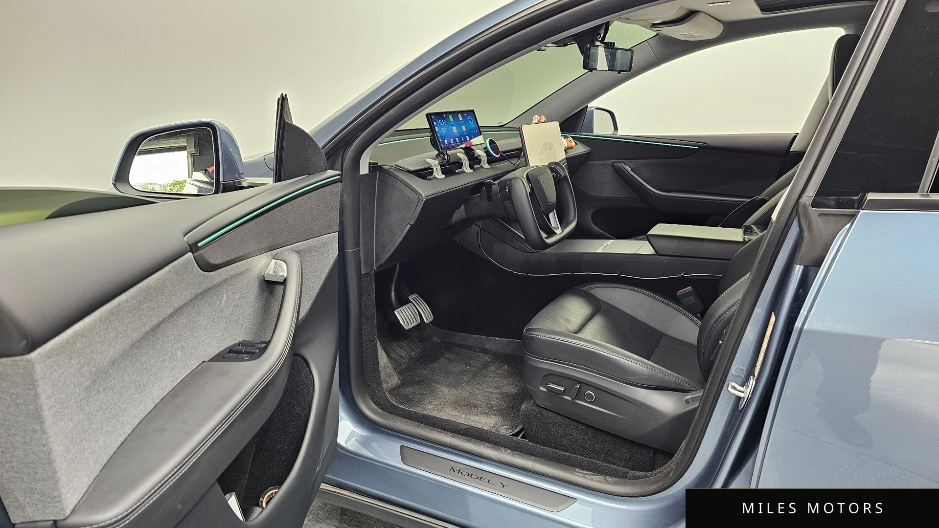 Tesla Model Y 2025 — миниатюра 10