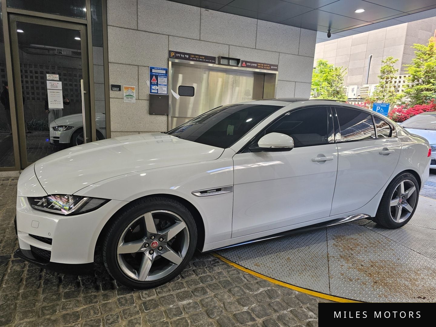 Jaguar XE 2016 — миниатюра 2