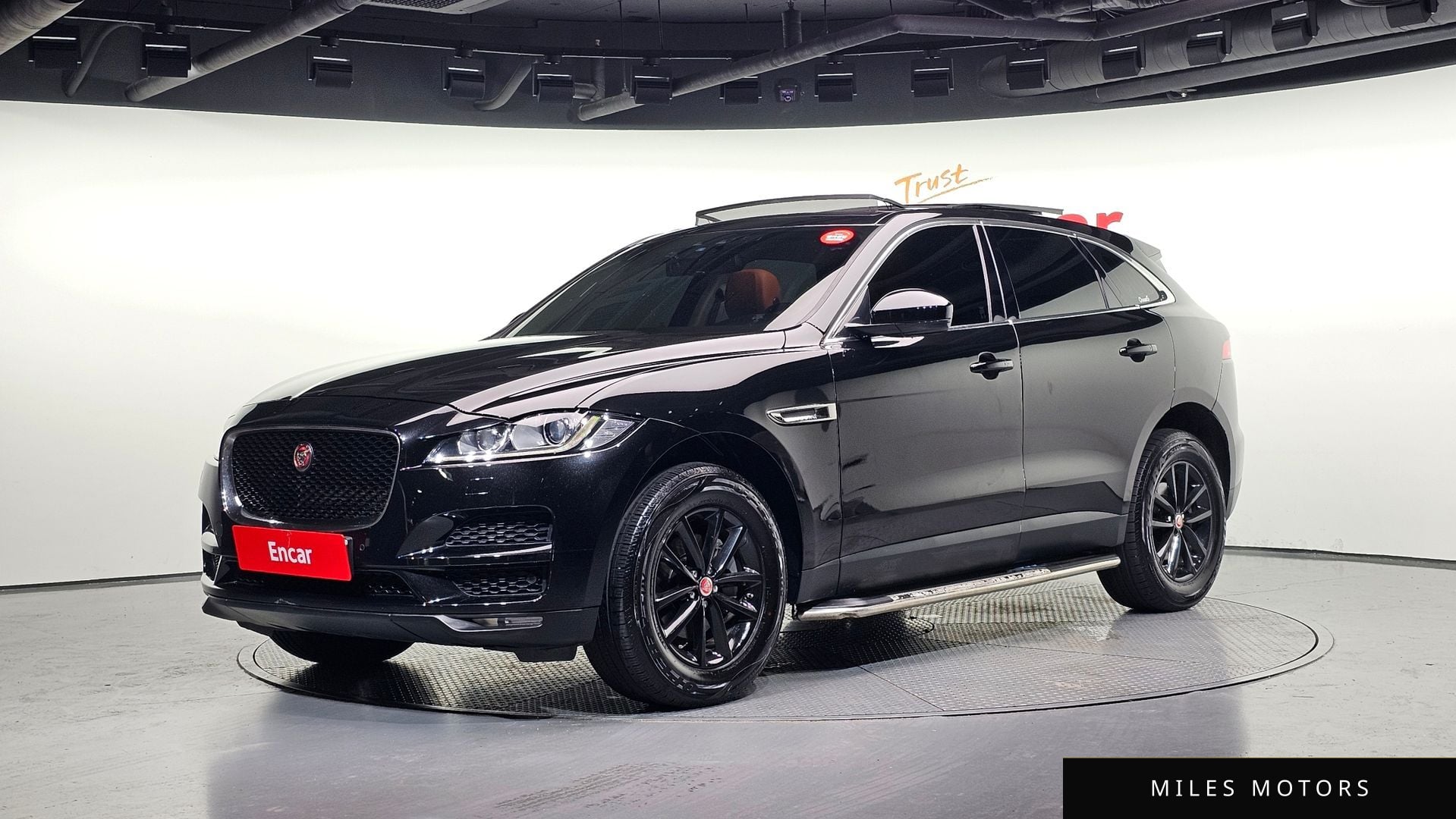 Jaguar F-PACE 2018 — фото 1 из 12