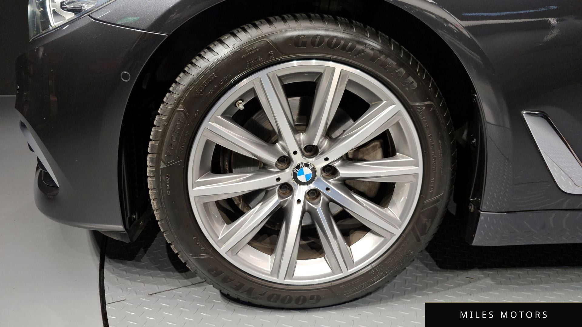 BMW 5 Series (G30) 2019 — миниатюра 5
