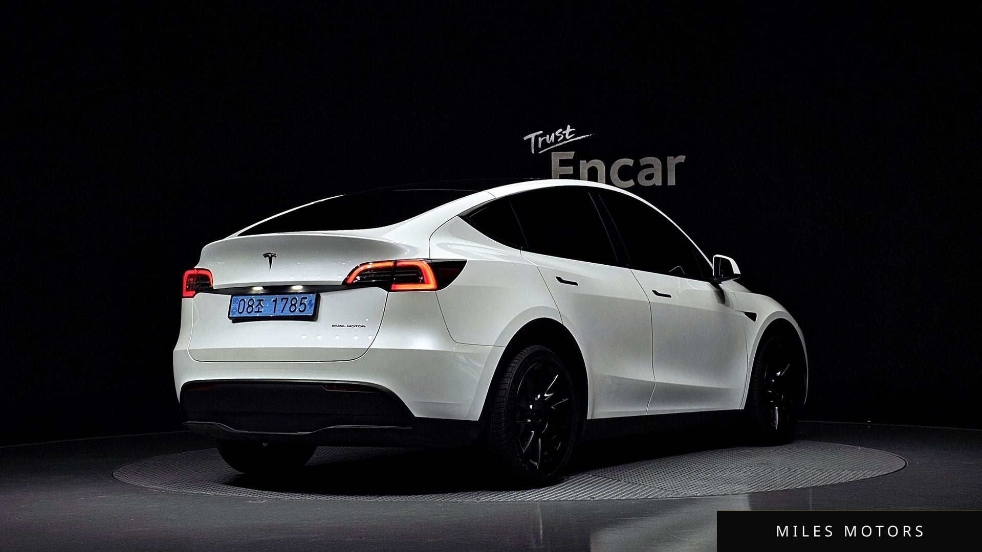 Tesla Model Y 2023 — миниатюра 2