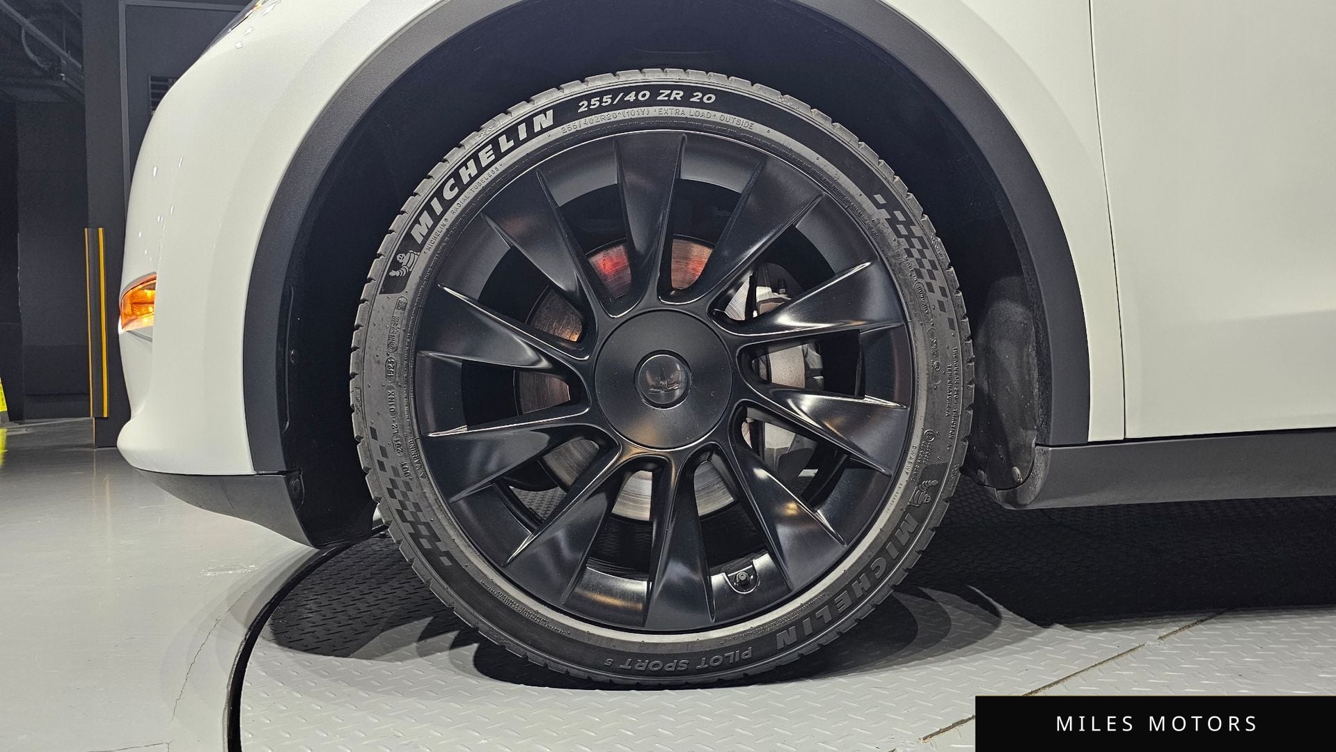 Tesla Model Y 2023 — миниатюра 5