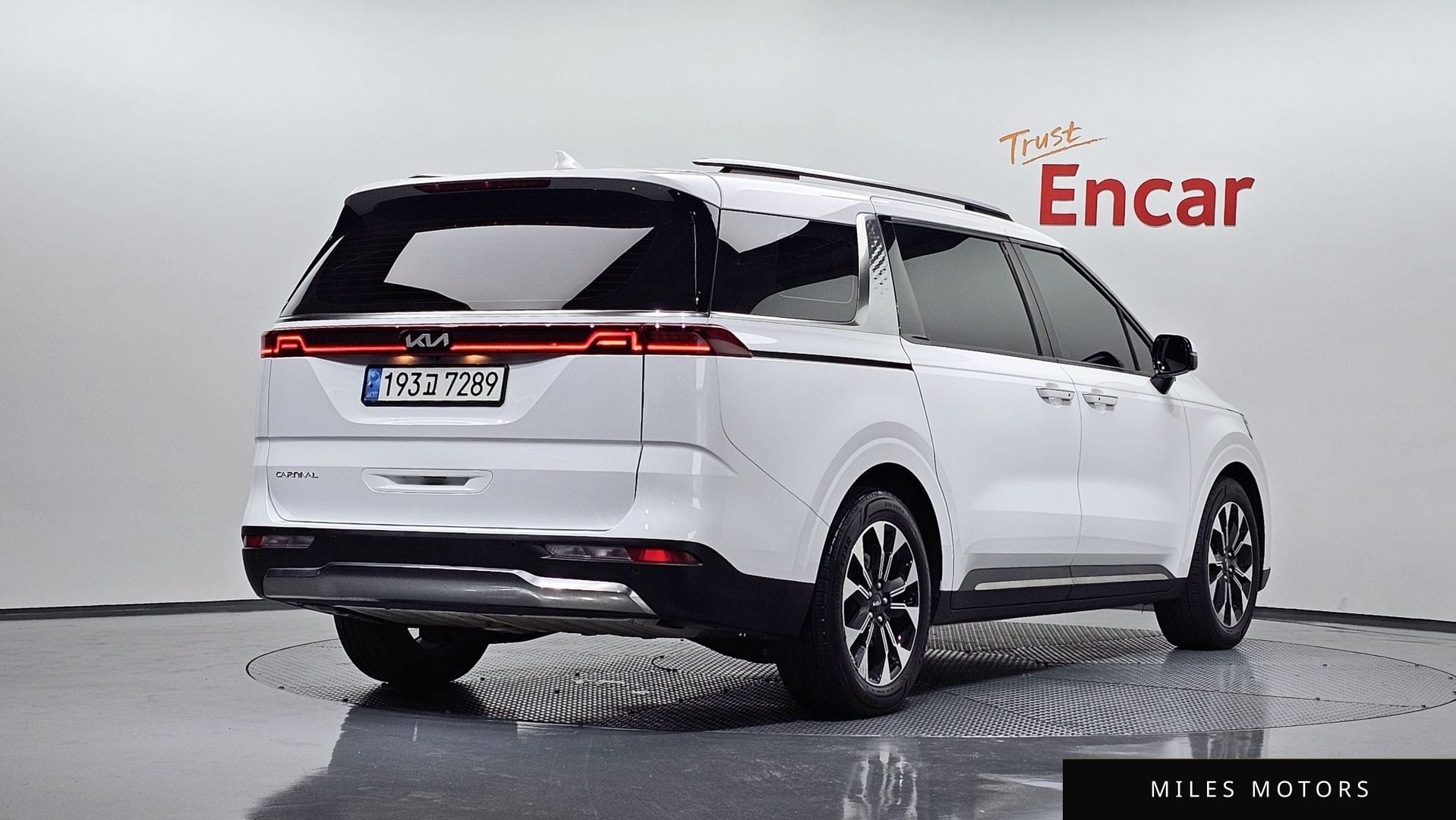 Kia Carnival 2023 — фото 1 из 12