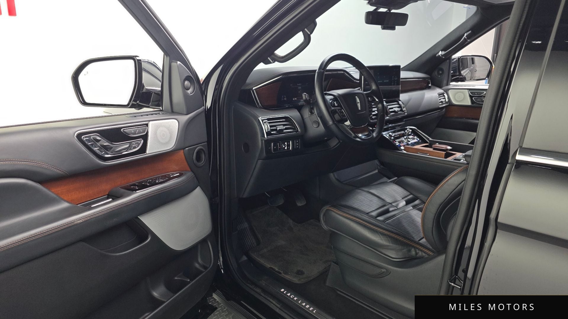 Lincoln Navigator 2023 — миниатюра 10