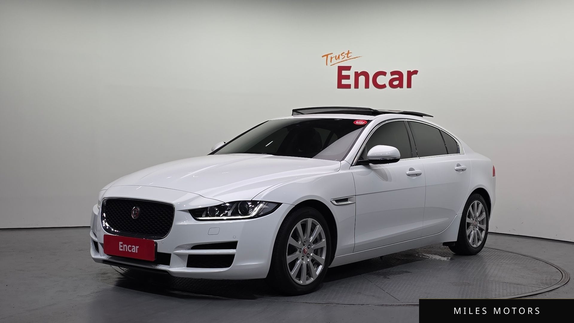 Jaguar XE 2016 — фото 1 из 12