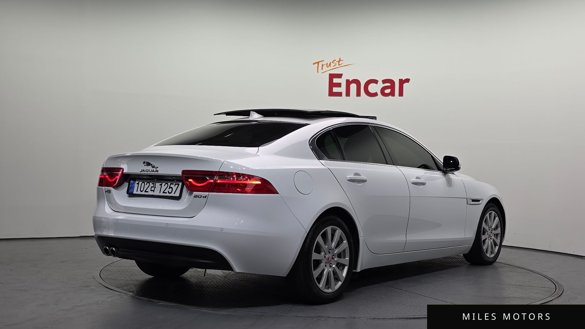 Jaguar XE 2016 — миниатюра 2