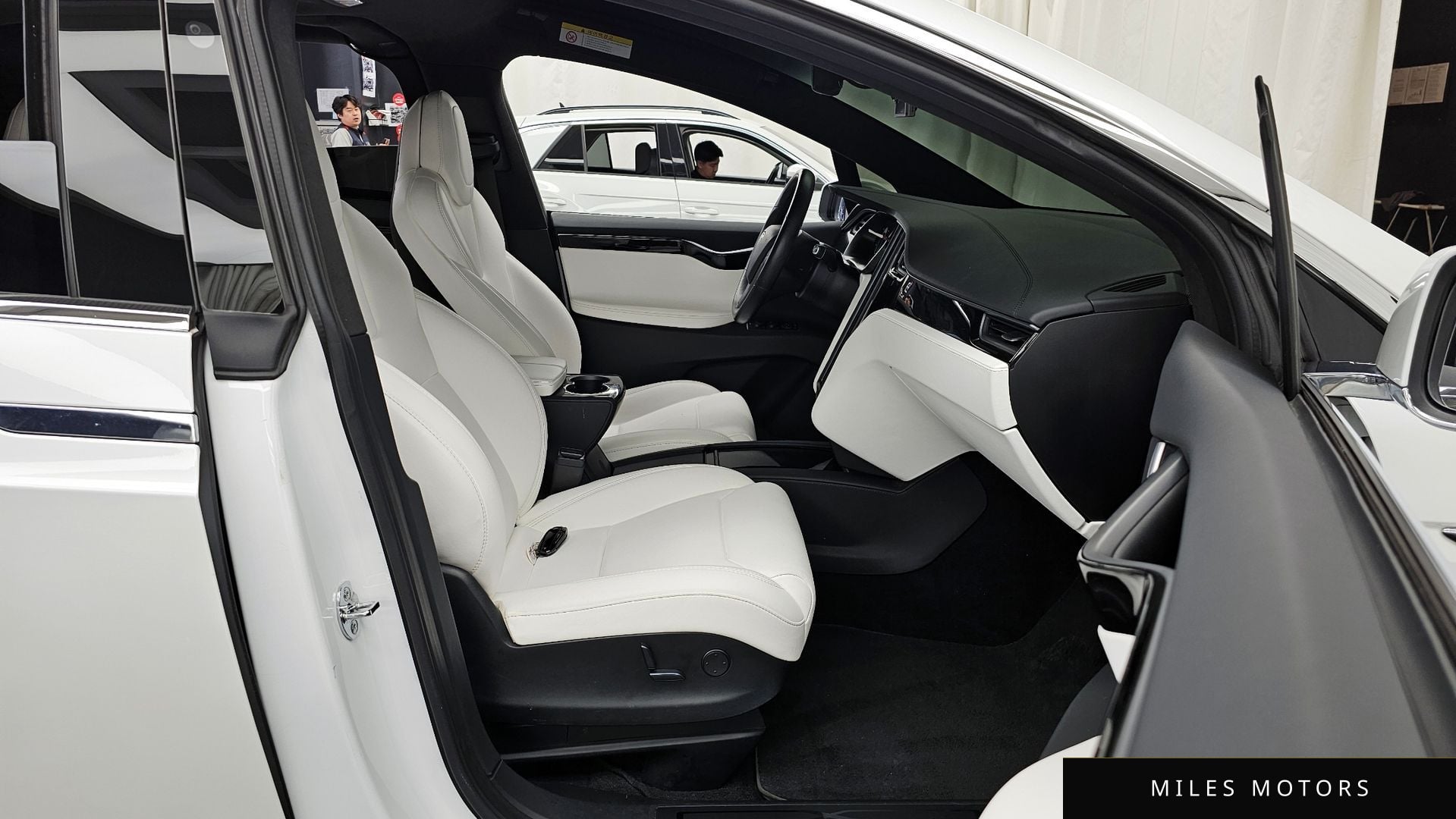 Tesla Model X 2019 — миниатюра 12