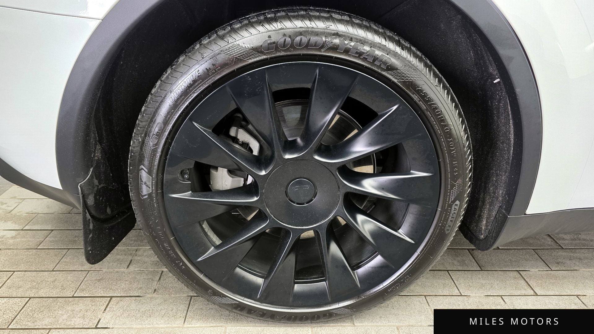 Tesla Model Y 2024 — миниатюра 5