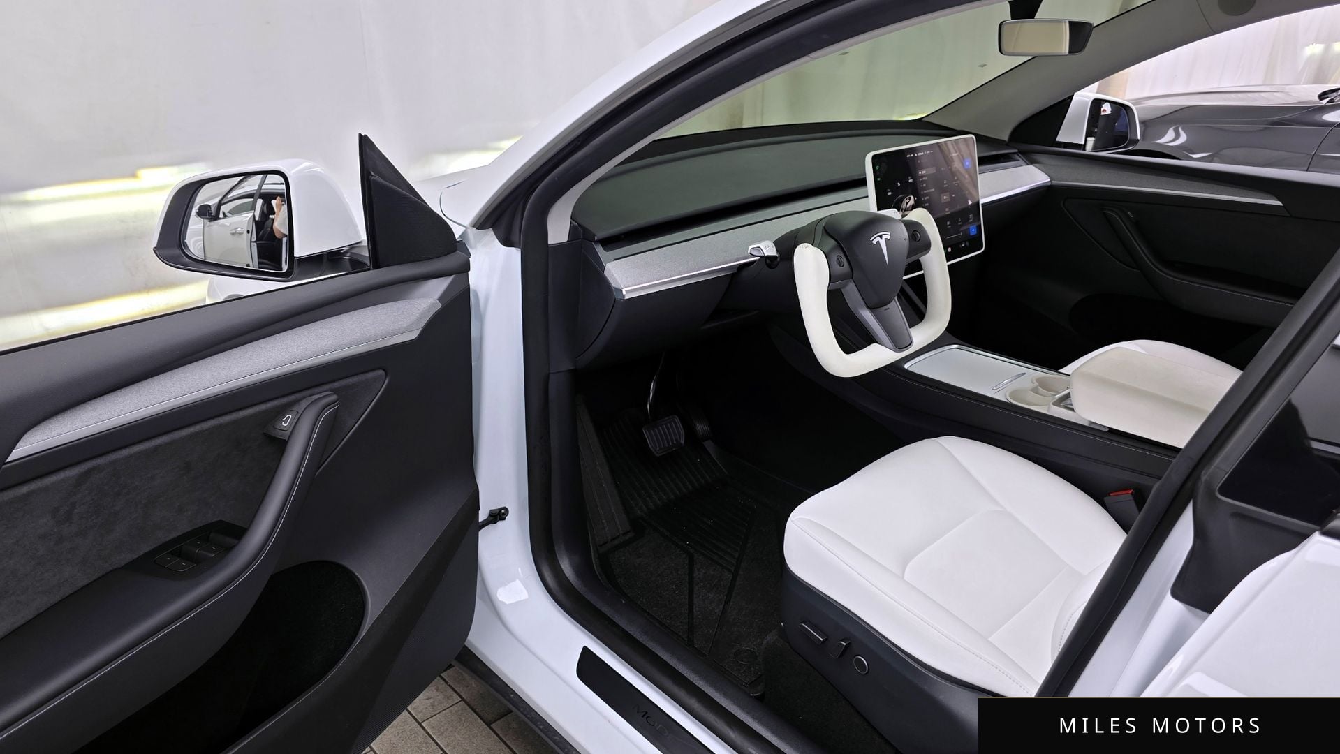 Tesla Model Y 2024 — миниатюра 10