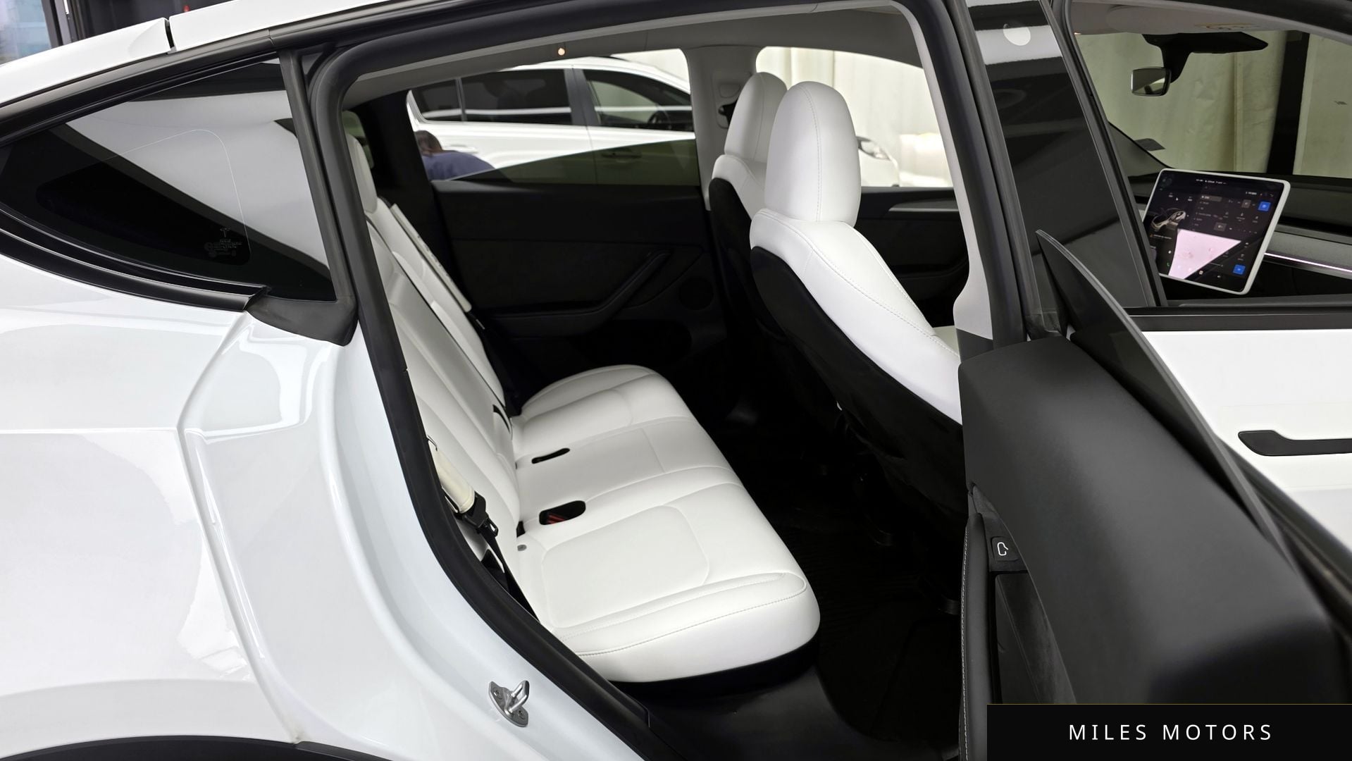 Tesla Model Y 2024 — миниатюра 12