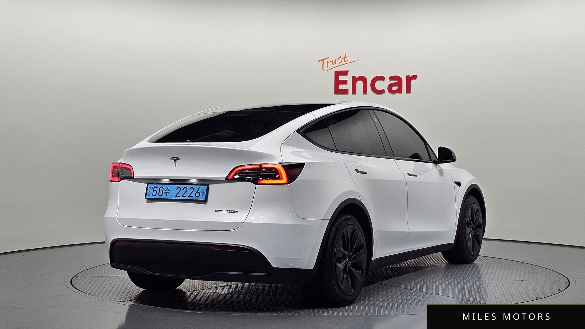 Tesla Model Y 2023 — миниатюра 2