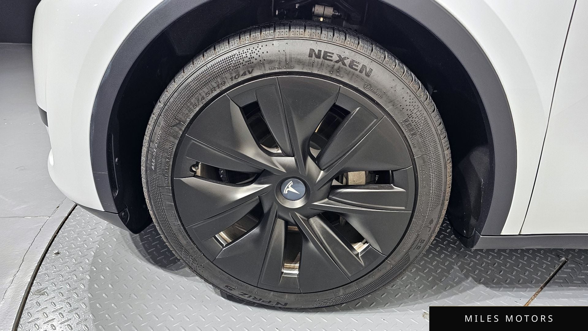 Tesla Model Y 2023 — миниатюра 5