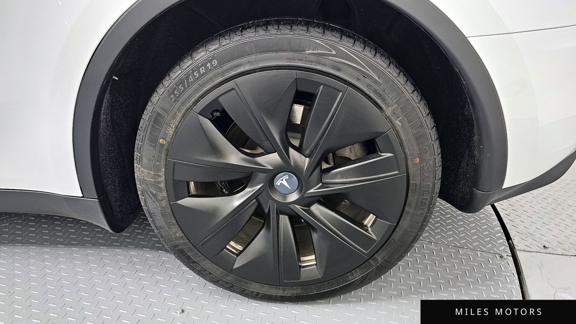 Tesla Model Y 2023 — миниатюра 7