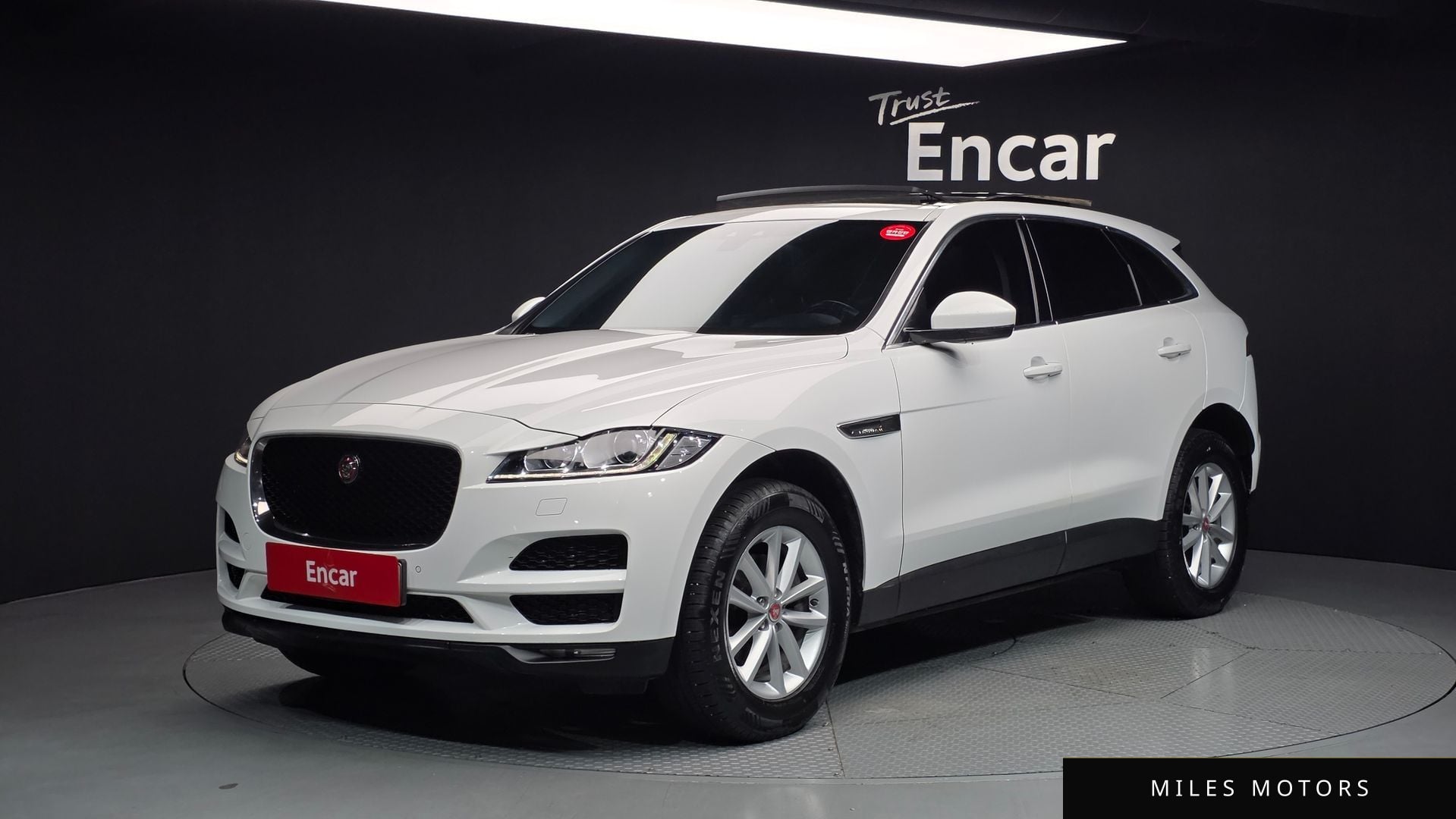 Jaguar F-PACE 2018 — фото 1 из 12