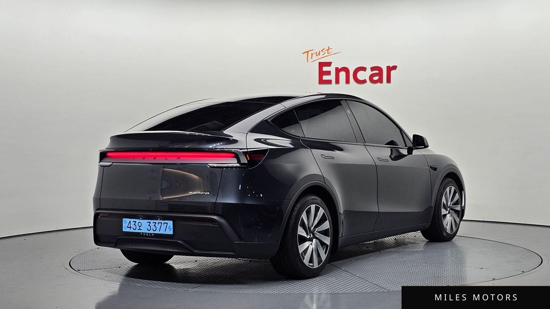 Tesla Model Y 2025 — миниатюра 2