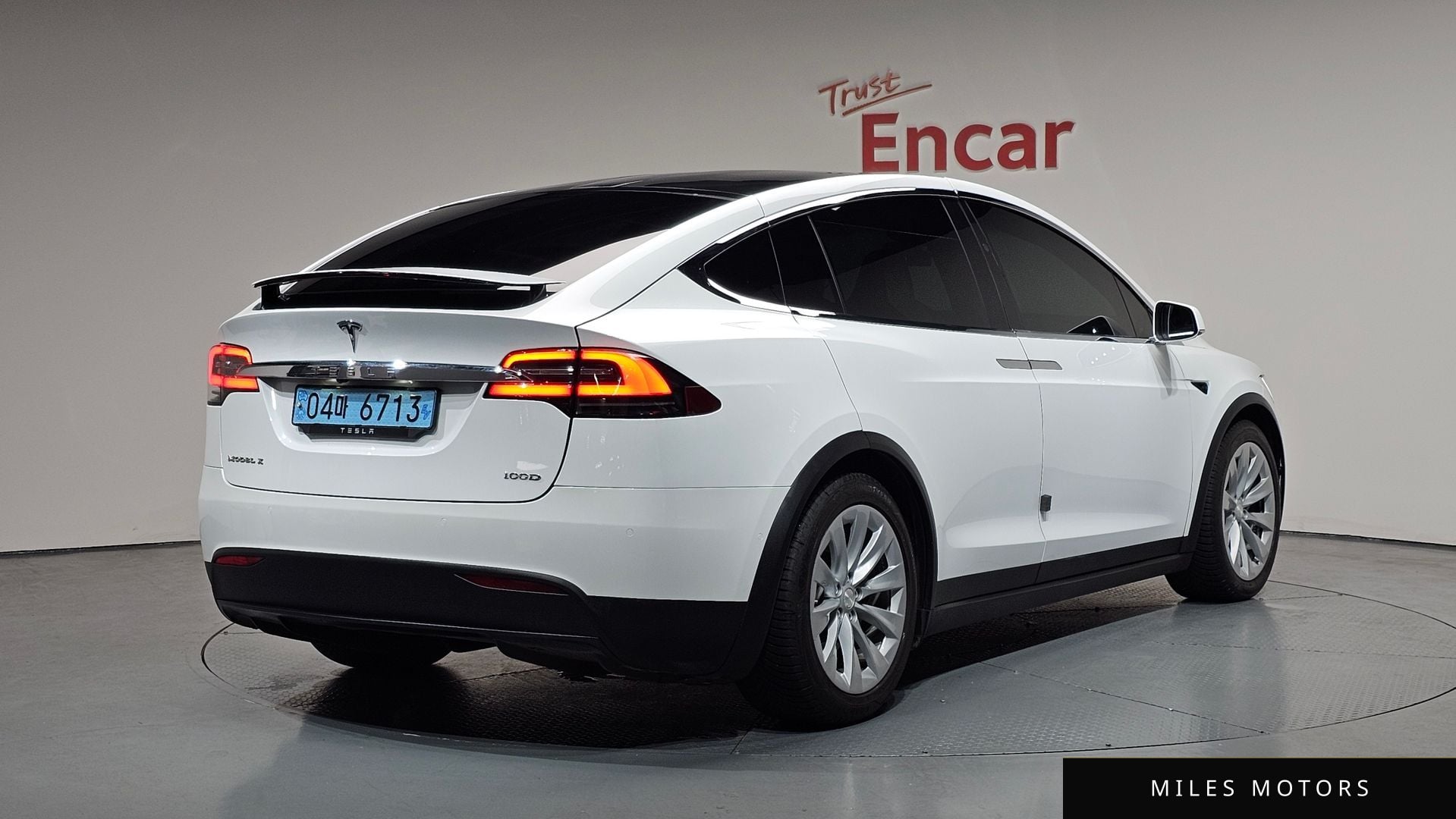 Tesla Model X 2018 — фото 1 из 12