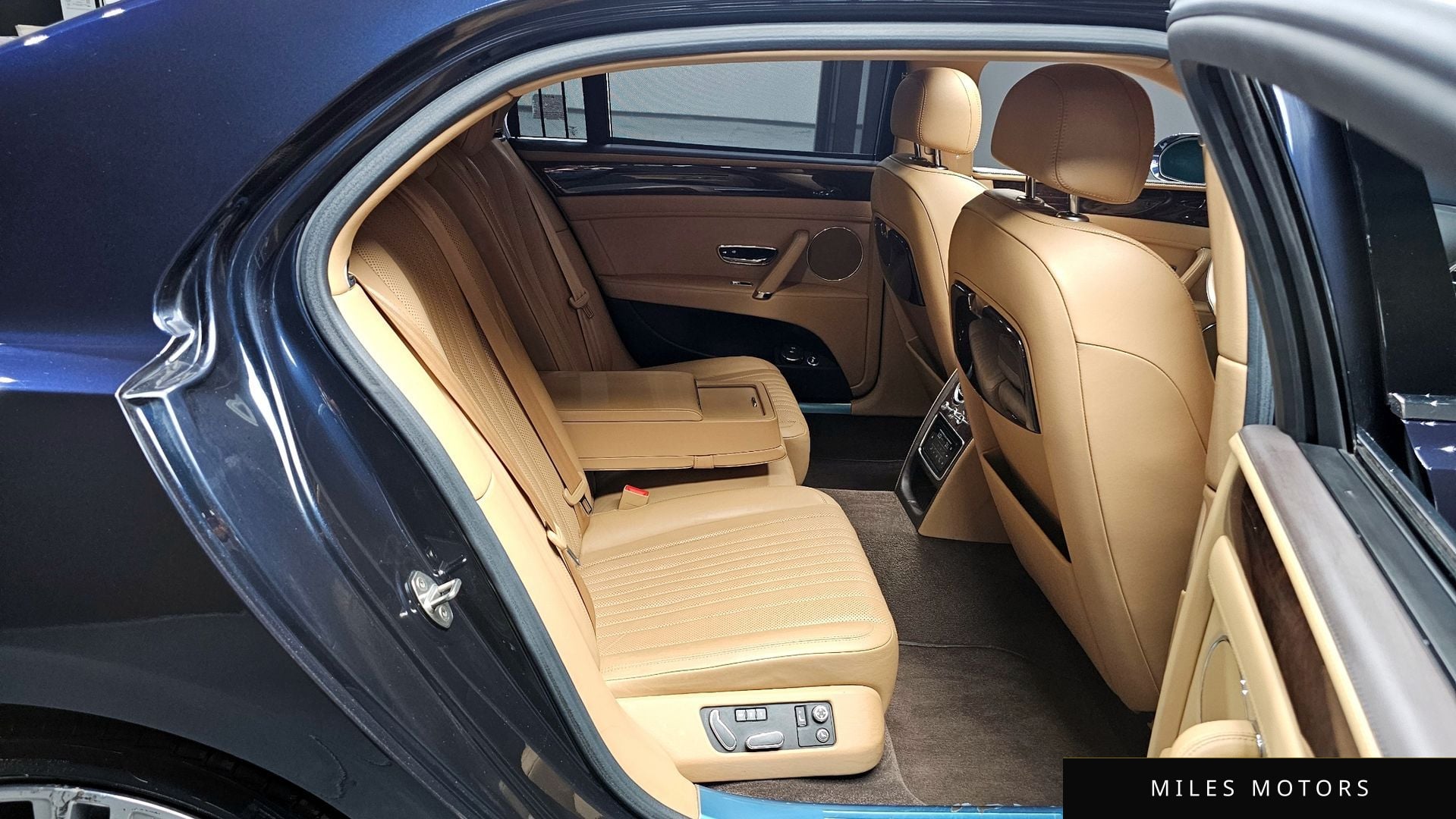 Bentley Flying Spur 2018 — миниатюра 11