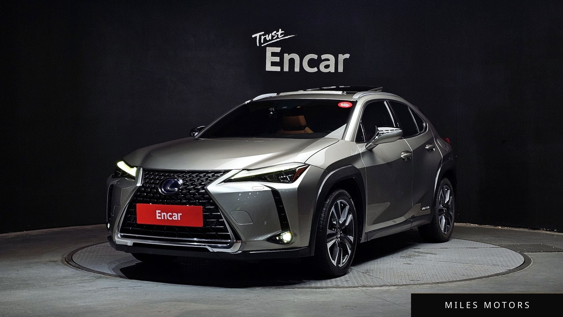 Лексус UX250h 2019 — фото 1 из 12