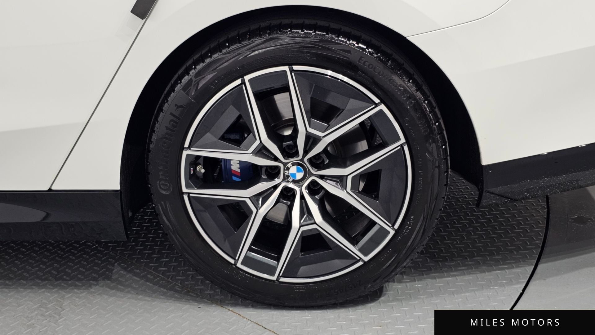 BMW 5 Series (G60) 2024 — миниатюра 7