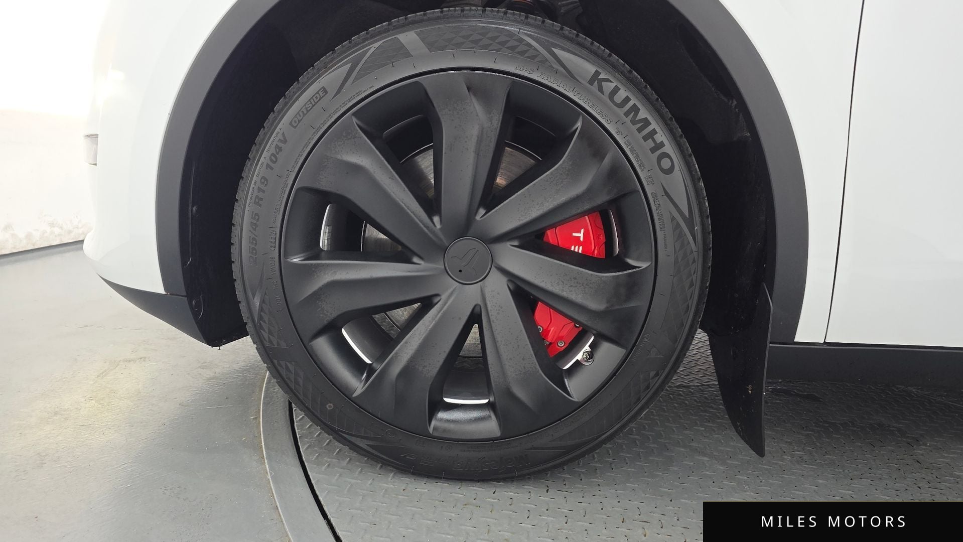 Tesla Model Y 2023 — миниатюра 4