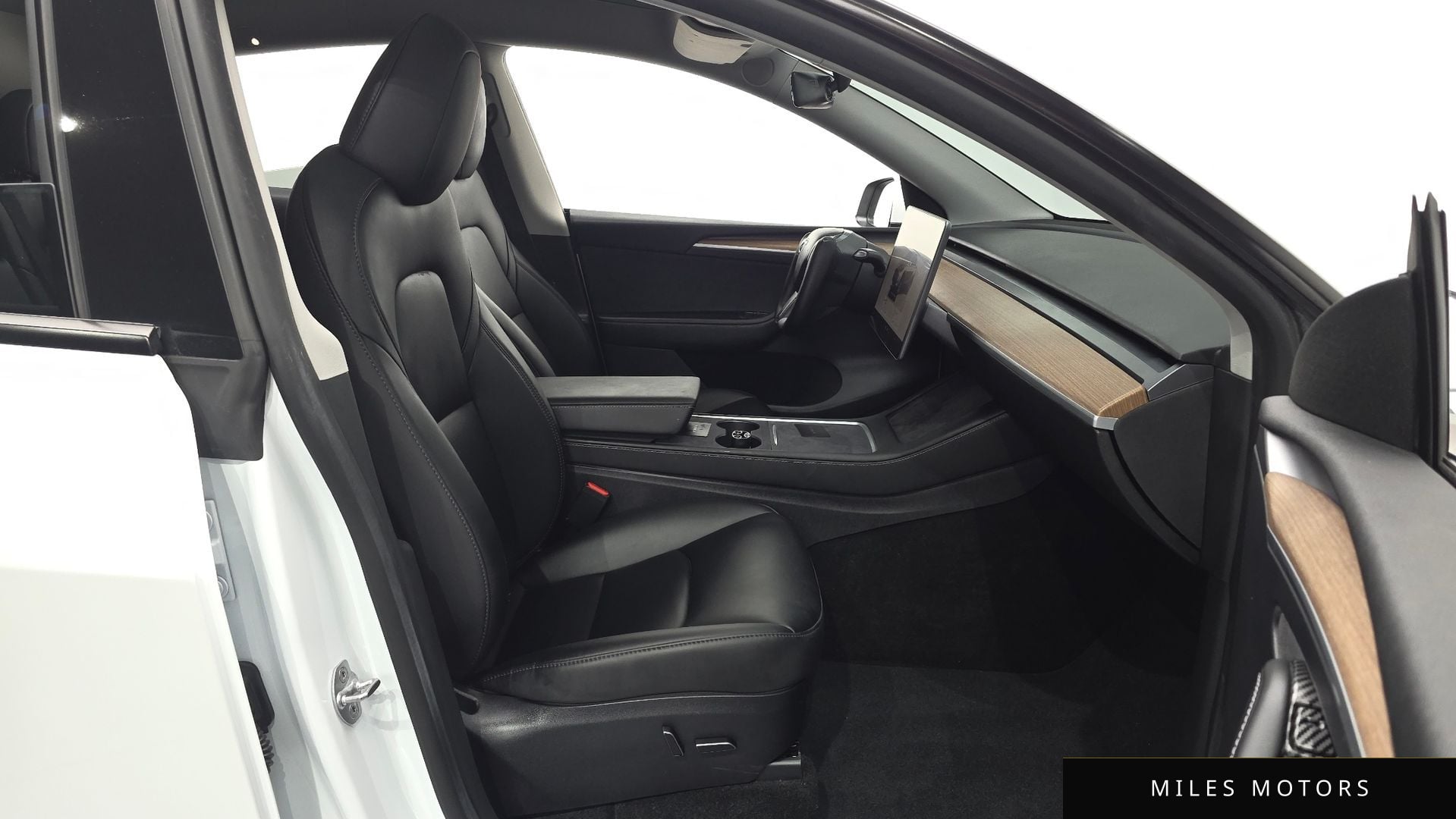 Tesla Model Y 2023 — миниатюра 12