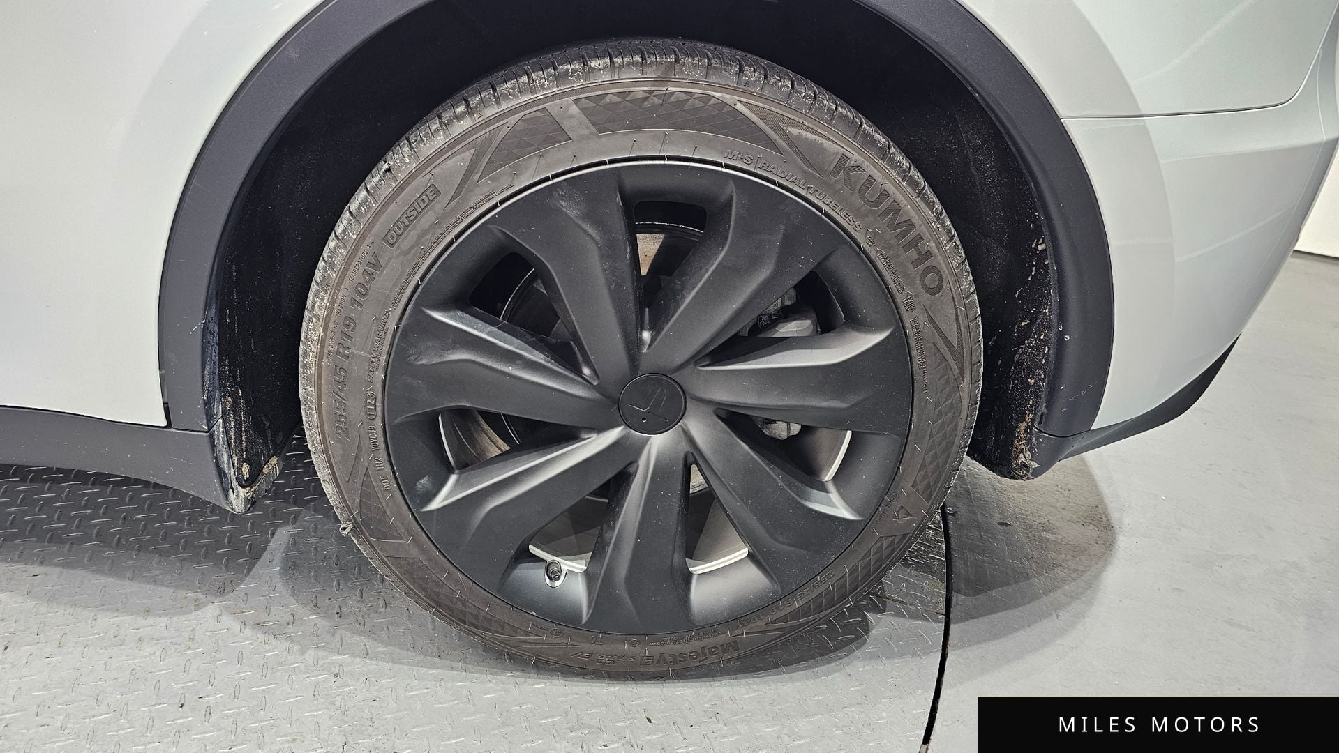 Tesla Model Y 2023 — миниатюра 4