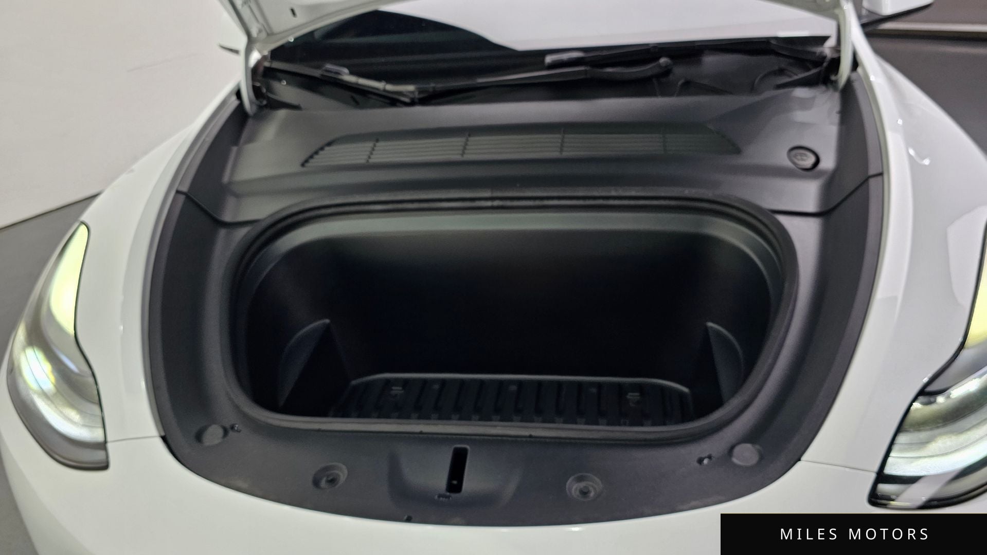 Tesla Model Y 2023 — миниатюра 5