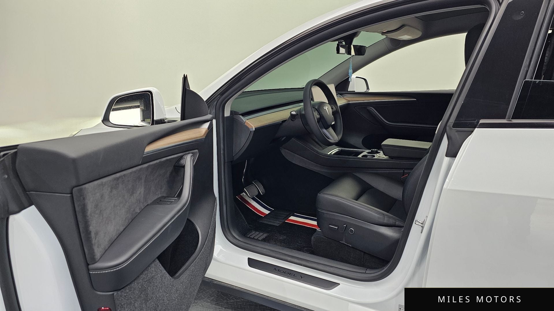 Tesla Model Y 2023 — миниатюра 12
