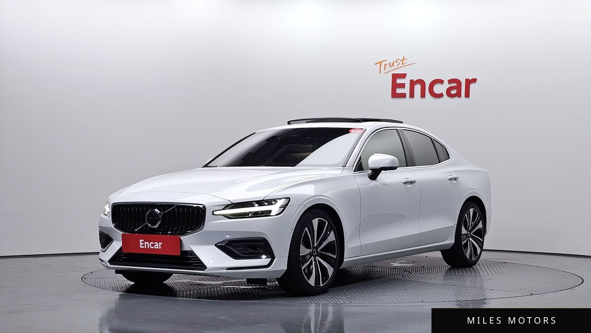 Volvo S60 2023 — фото 1 из 12