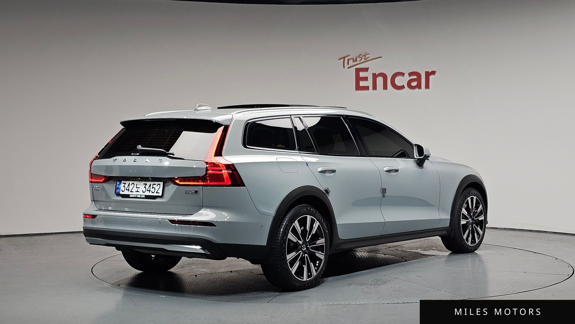 Volvo V60 2024 — фото 1 из 12