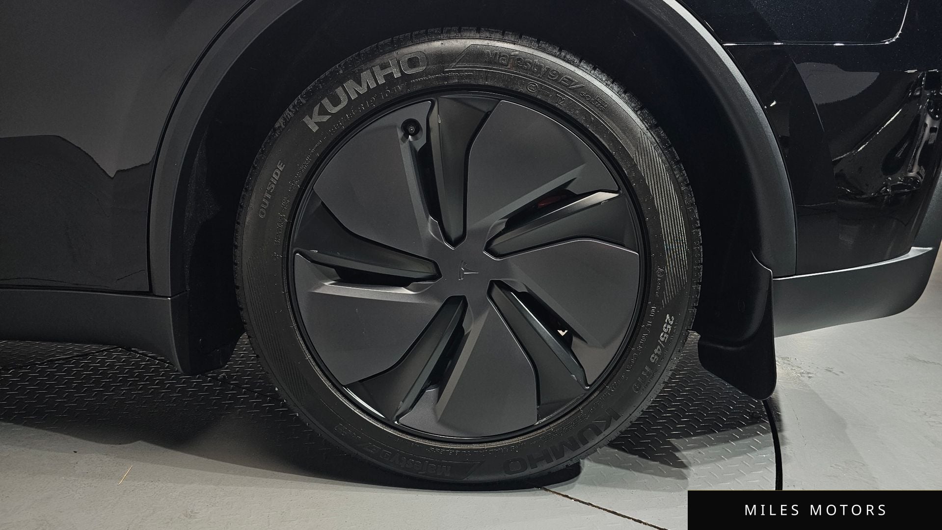 Tesla Model Y 2025 — миниатюра 6