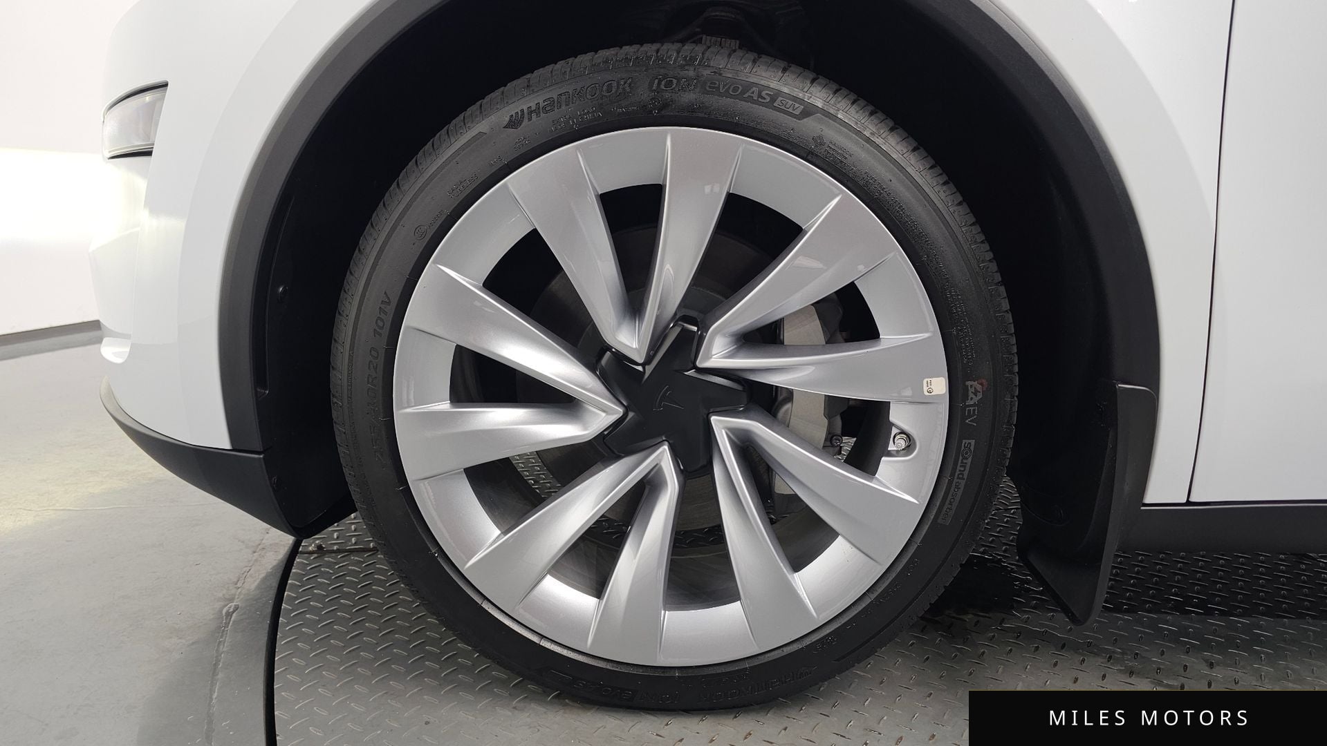 Tesla Model Y 2025 — миниатюра 4