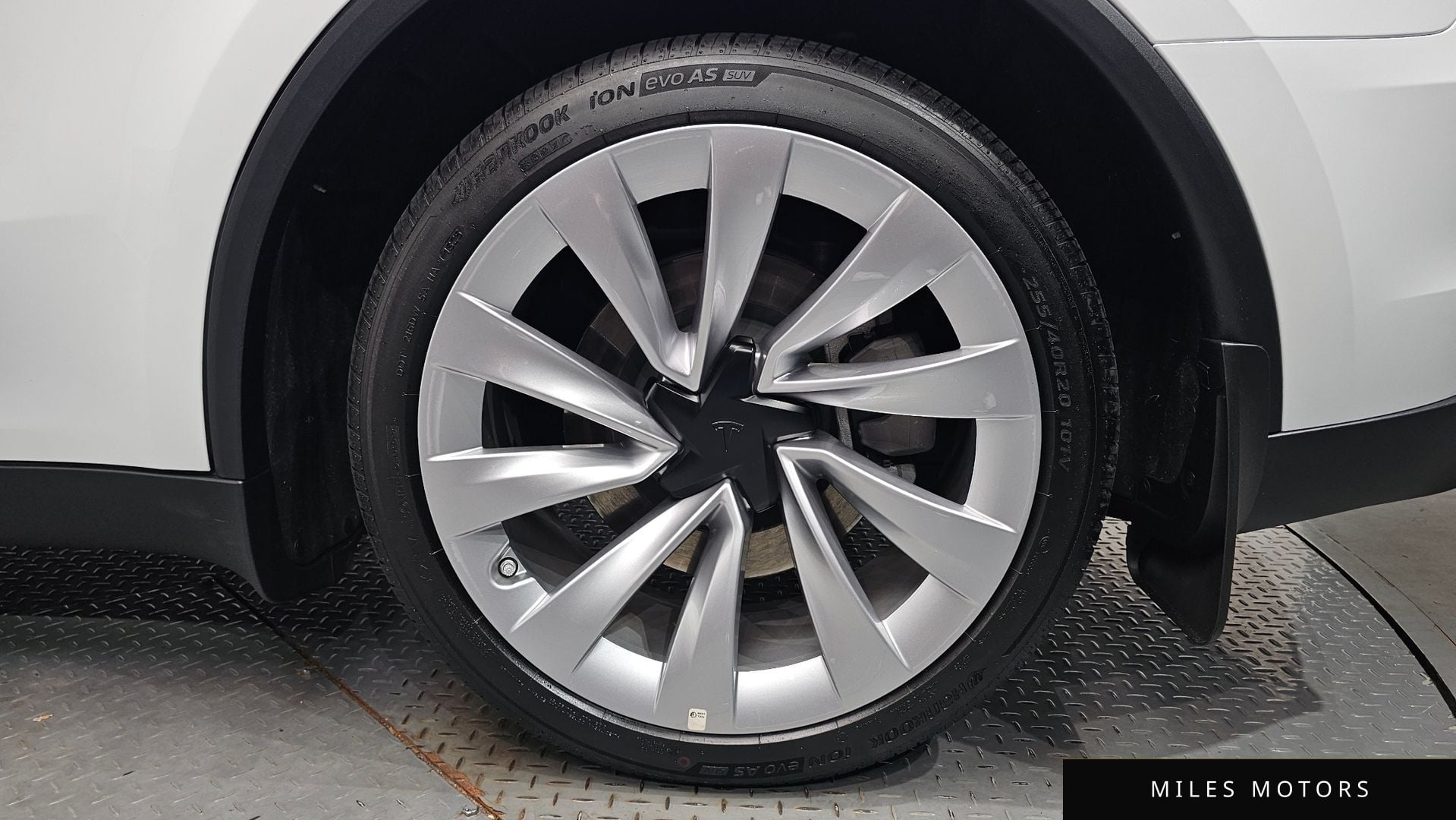 Tesla Model Y 2025 — миниатюра 6