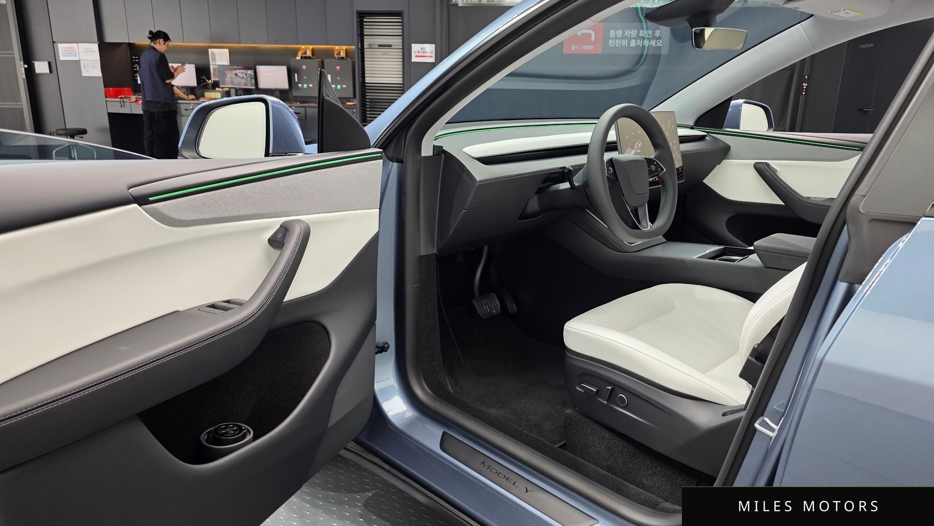 Tesla Model Y 2025 — миниатюра 12
