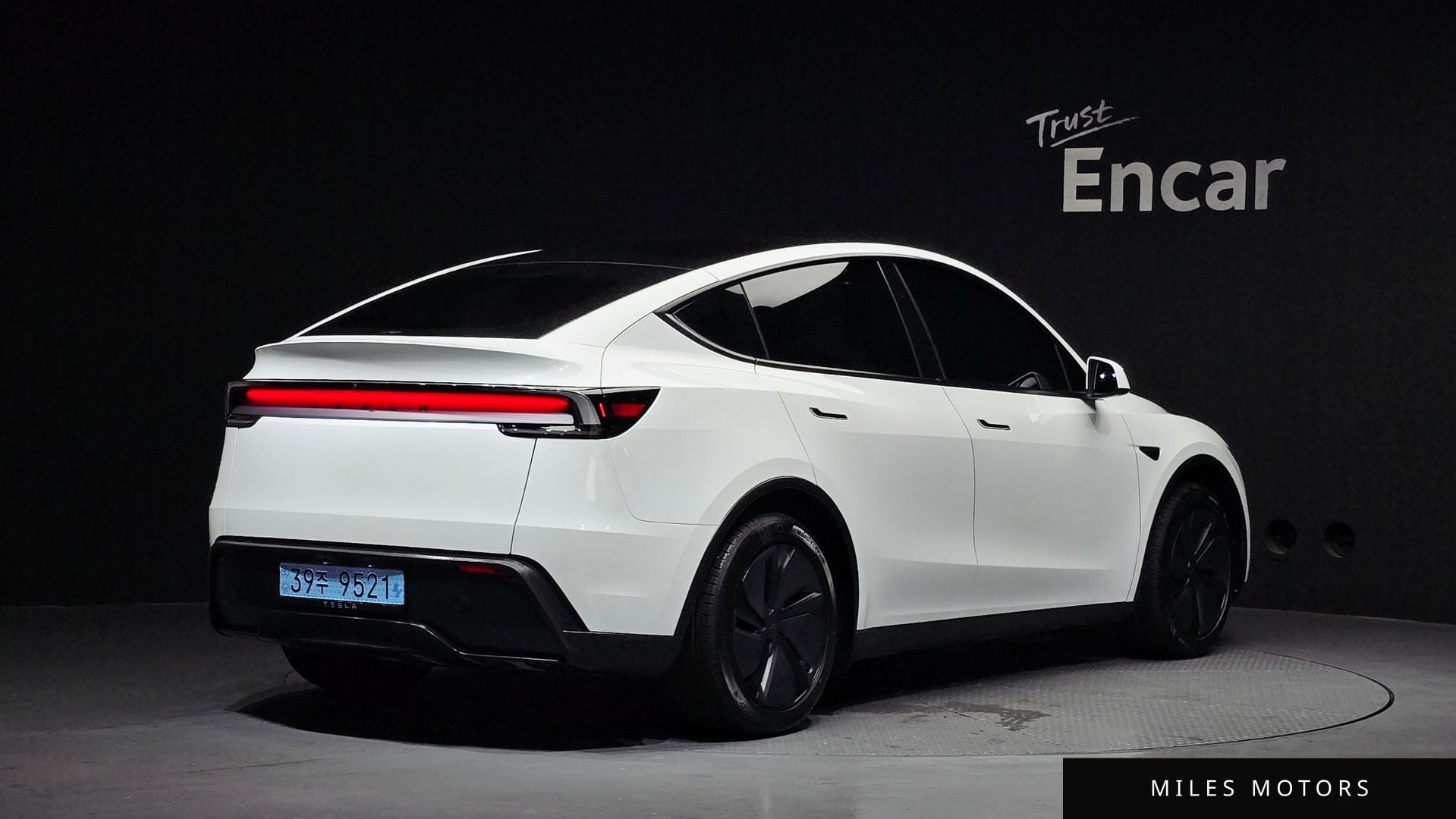 Tesla Model Y 2025 — миниатюра 2