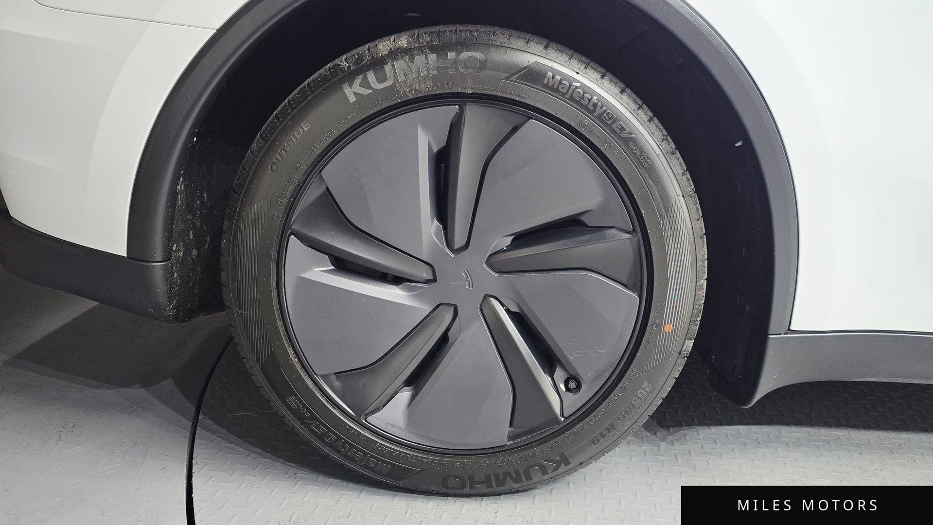 Tesla Model Y 2025 — миниатюра 5