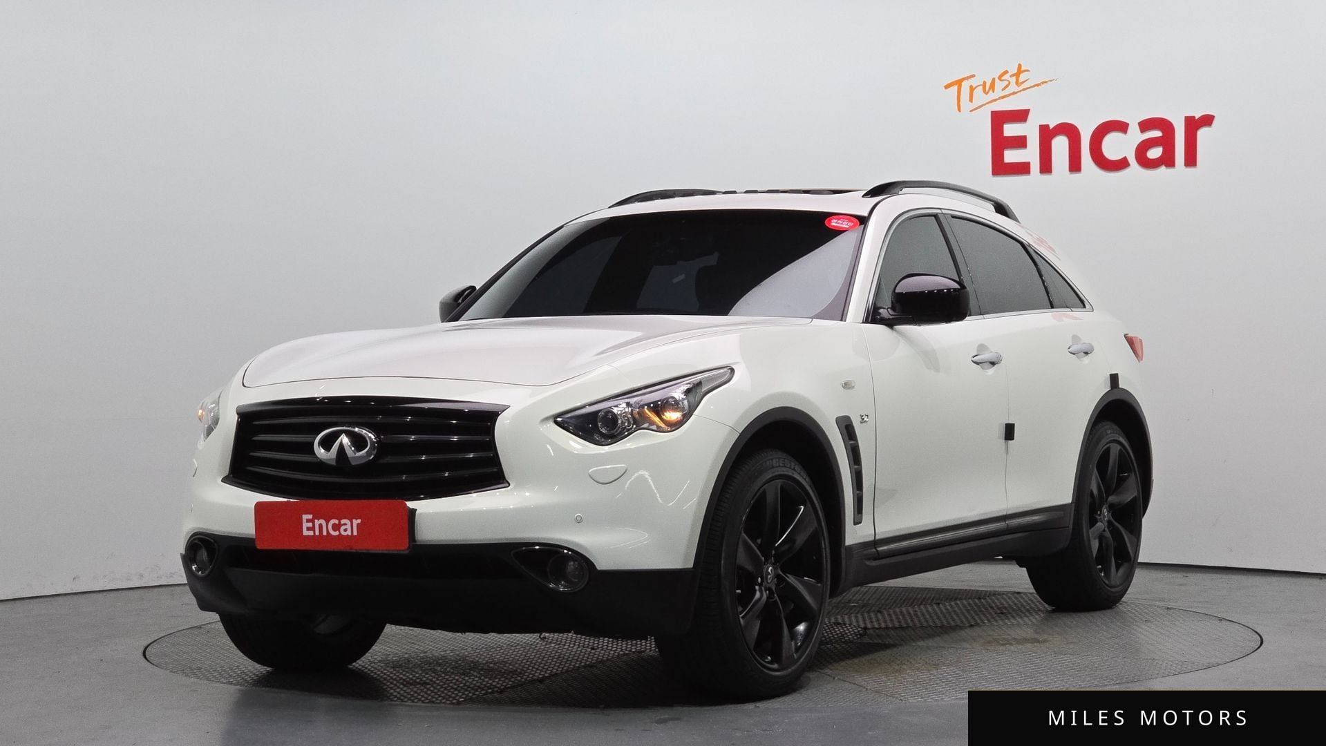 Infiniti QX70 2016 — фото 1 из 12