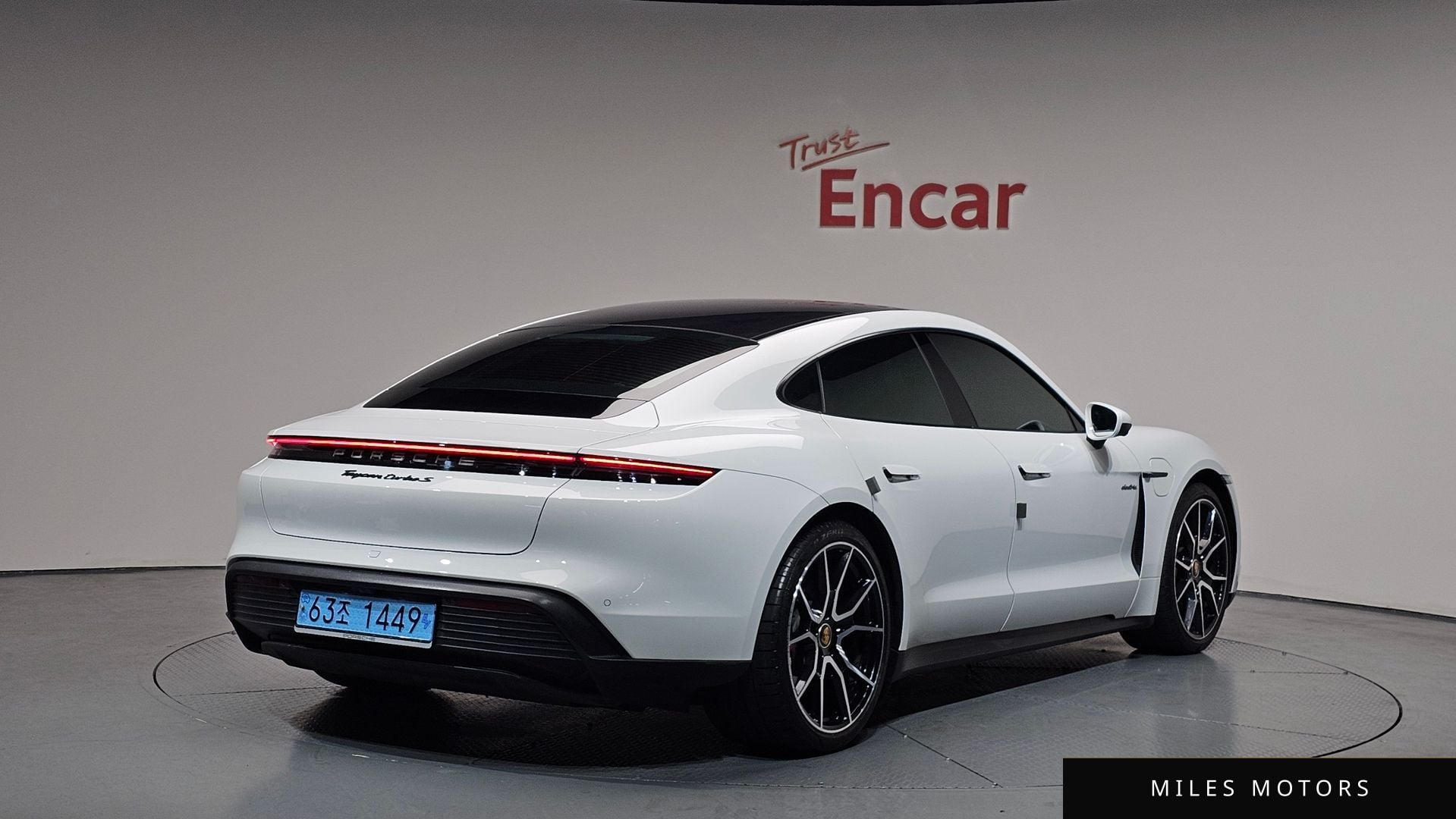Porsche Taycan 2023 — фото 1 из 12