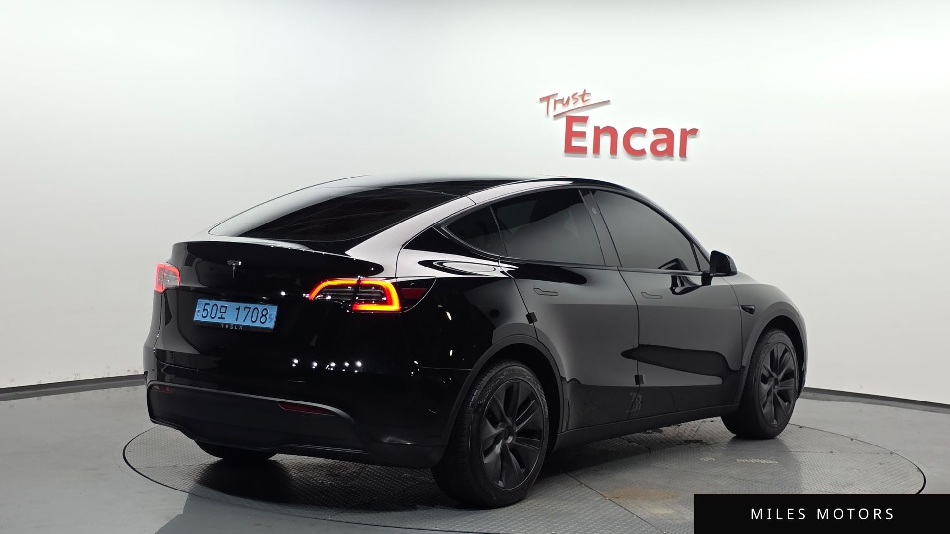 Tesla Model Y 2024 — фото 1 из 12