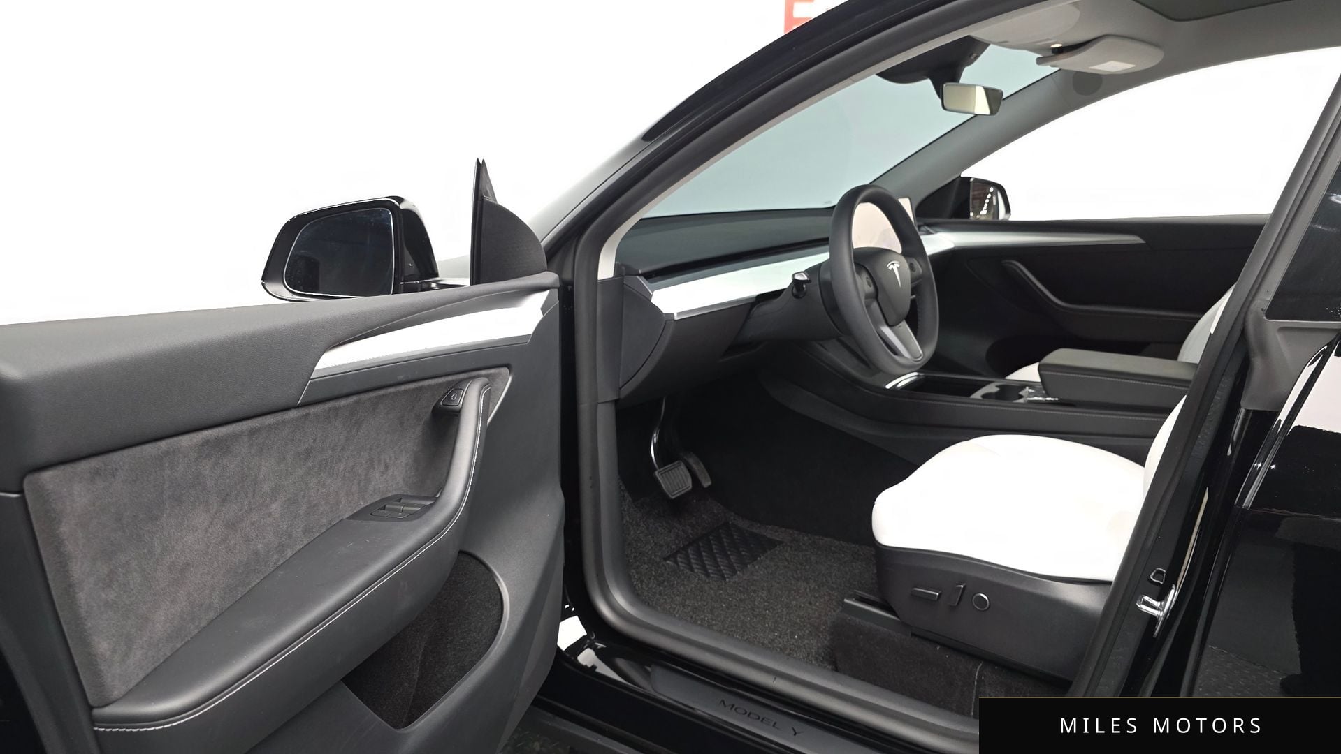 Tesla Model Y 2024 — миниатюра 12