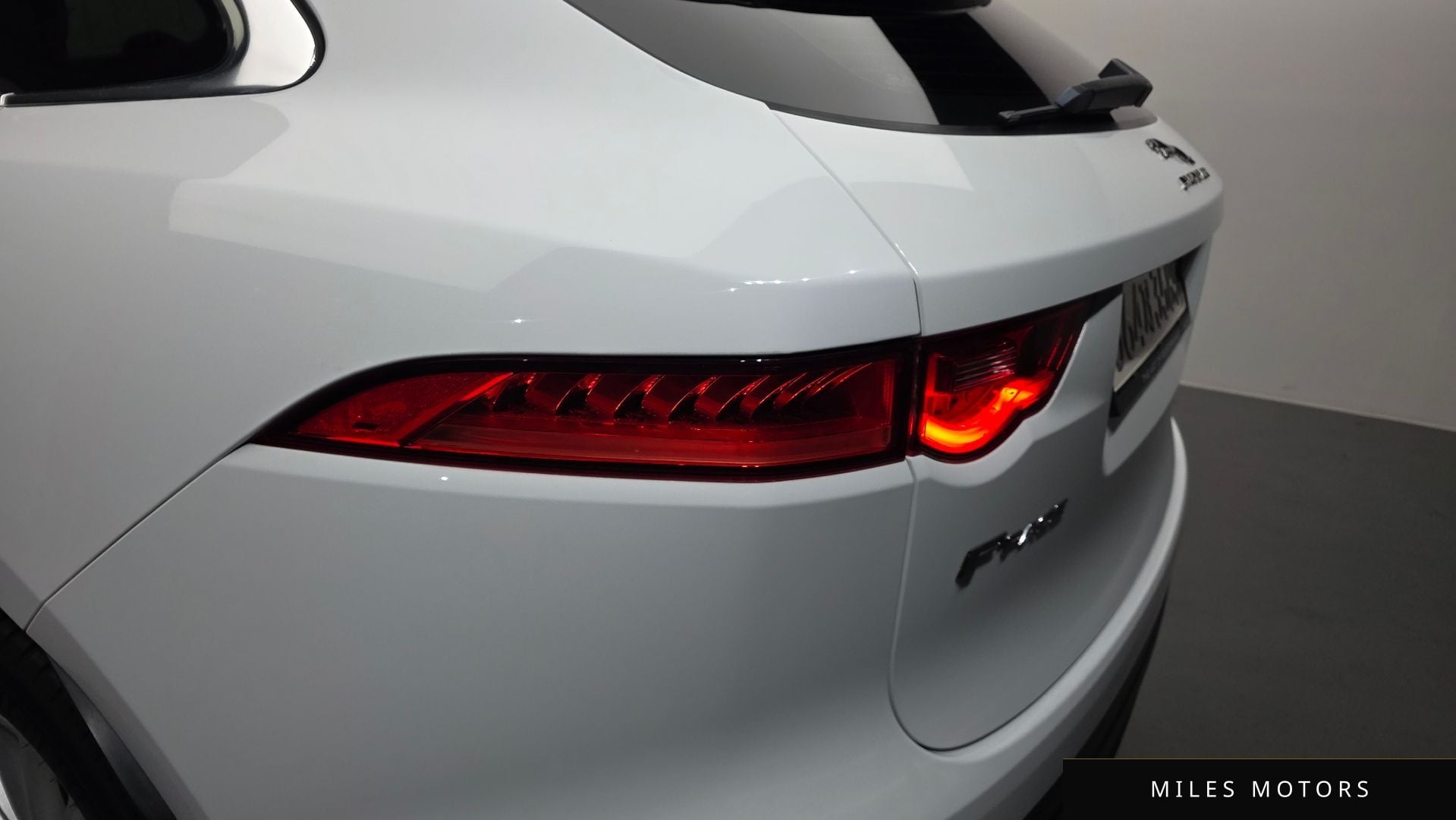 Jaguar F-PACE 2018 — миниатюра 9