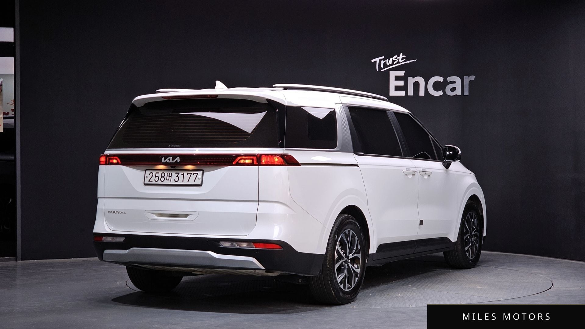 Kia Carnival 2023 — фото 1 из 12